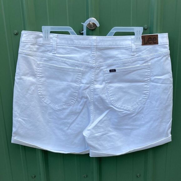 LEE WOMEN'S Mid-Rise 5” Cuffed Denim Jean Shorts  Size 22 M - Picture 2 of 9